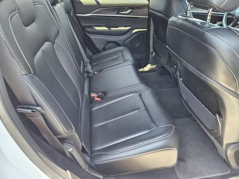 Used 2025 Jeep Grand Cherokee Limited AWD/4WD image 17