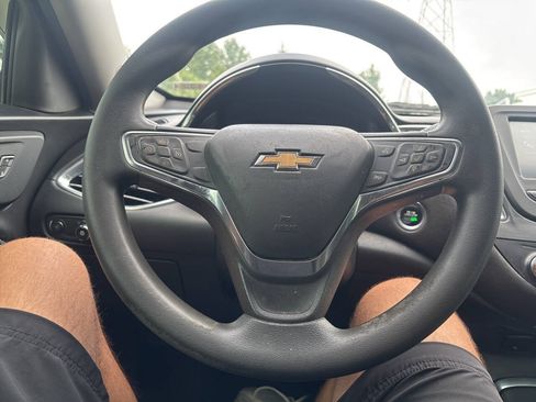Used 2017 Chevrolet Malibu LT FWD image 21