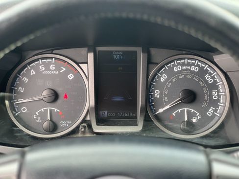 Used 2018 Toyota Tacoma TRD Off-Road AWD/4WD image 14