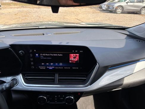 Used 2025 Chevrolet Trax LT w/ LT Convenience Package FWD image 17