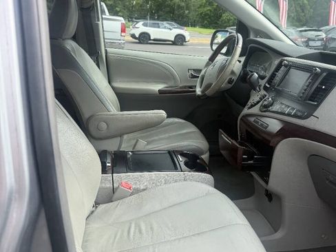 Used 2011 Toyota Sienna Limited w/ Premium Pkg AWD/4WD image 9