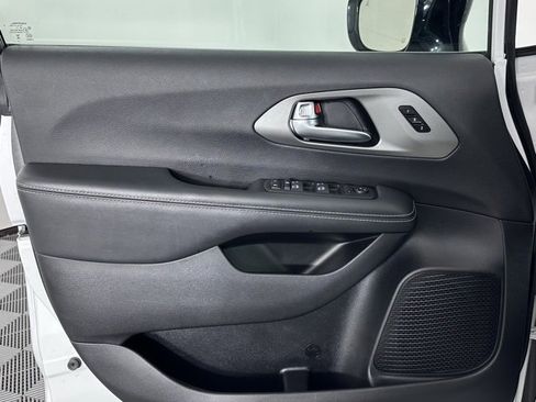 Used 2025 Chrysler Pacifica Select image 14