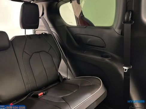 Used 2023 Chrysler Pacifica Limited w/ Uconnect Theater Family Group FWD image 22