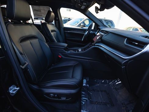 New 2025 Jeep Grand Cherokee Limited w/ Black Appearance Package image 27