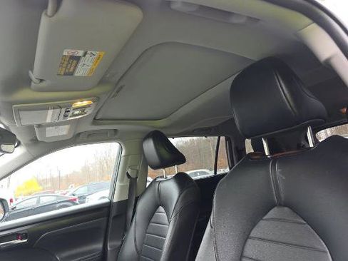 Used 2021 Toyota Highlander XLE image 10
