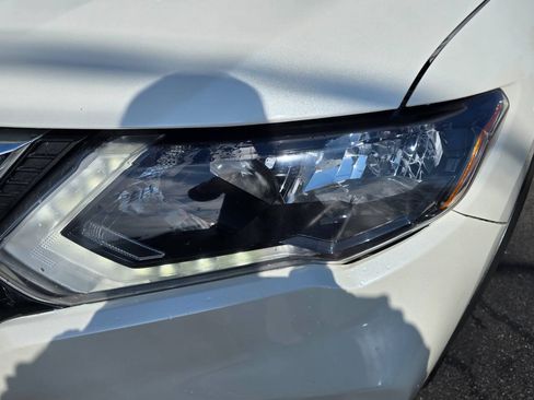 Used 2018 Nissan Rogue SV AWD/4WD image 10