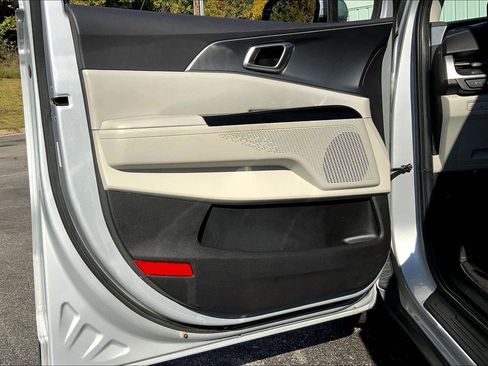 Used 2023 Kia Carnival LX image 21