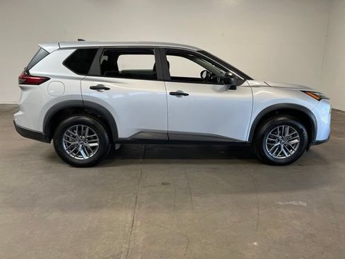 Used 2024 Nissan Rogue S AWD/4WD image 2