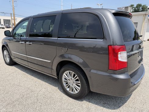 Used 2015 Chrysler Town & Country Touring-L w/ Driver Convenience Group FWD image 5