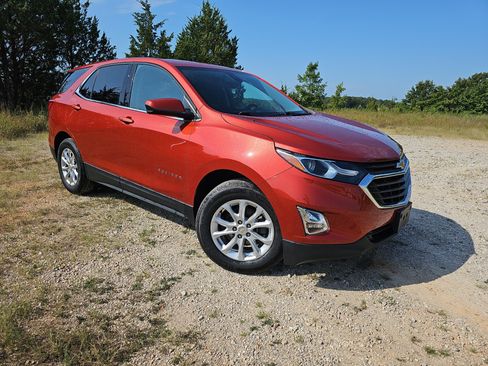 Used 2020 Chevrolet Equinox LT FWD image 2