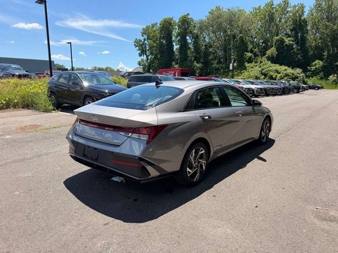 Used 2025 Hyundai Elantra Limited FWD image 3