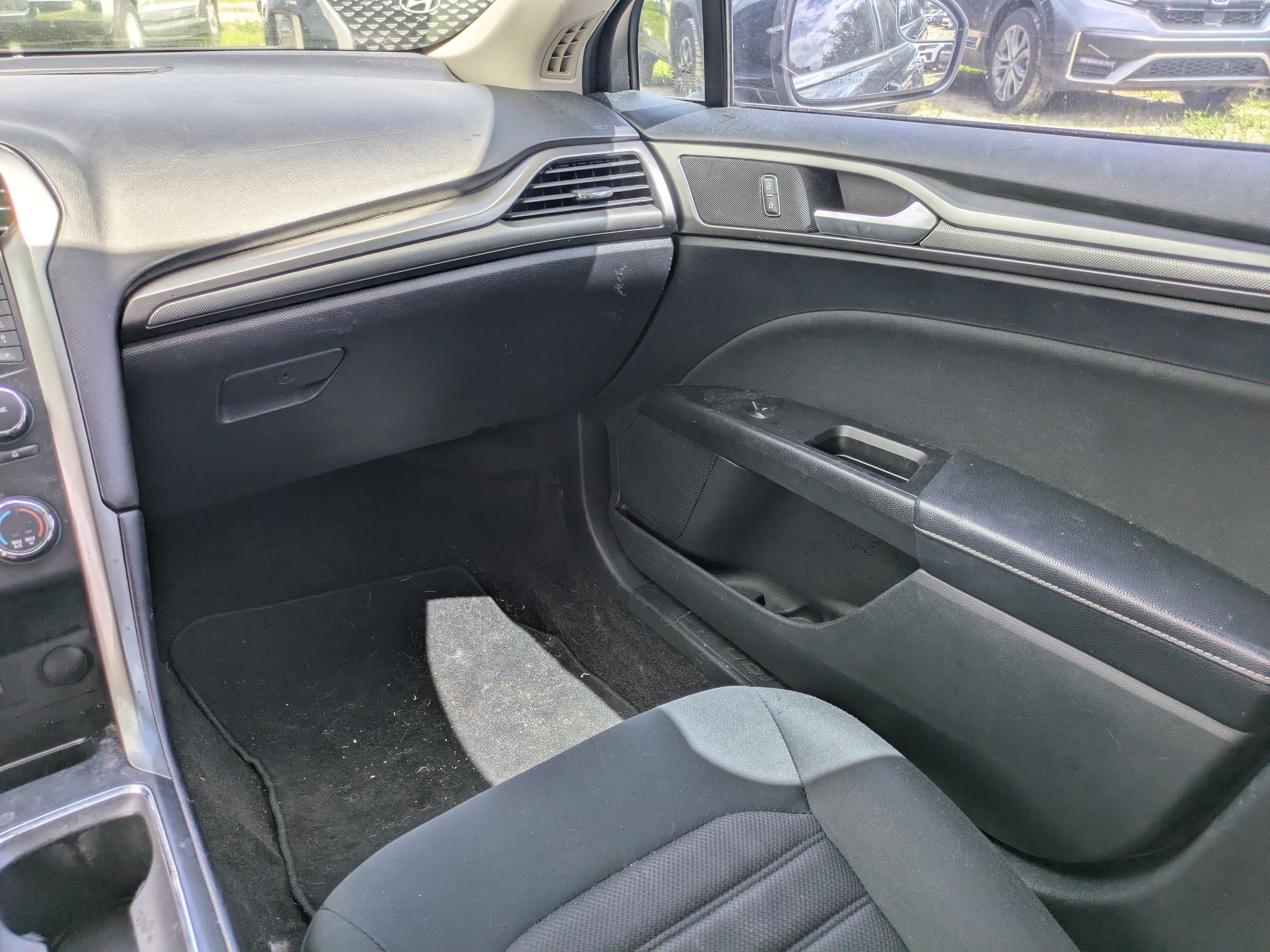 Used 2017 Ford Fusion SE FWD image 15
