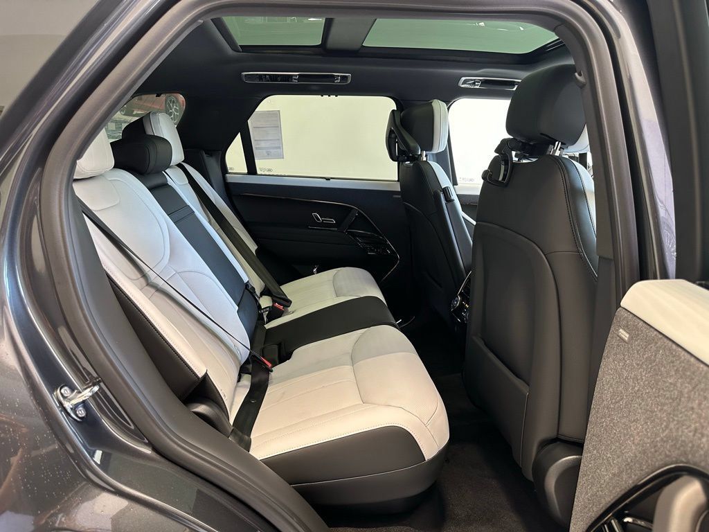 New 2025 Land Rover Range Rover Sport Dynamic SE AWD/4WD image 17