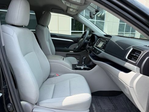 Used 2016 Toyota Highlander LE FWD image 34