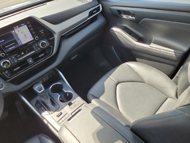 Used 2022 Toyota Highlander XLE AWD/4WD image 28