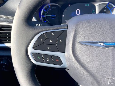 Used 2025 Chrysler Pacifica Select image 23