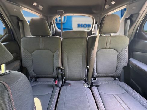 Used 2025 Honda Pilot Sport image 25