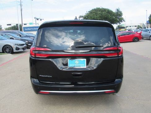 Used 2024 Chrysler Pacifica Touring-L image 8