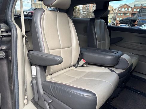 Used 2016 Kia Sedona LX w/ LX Essentials Premium Package image 26