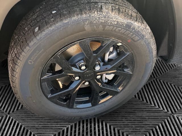 New 2026 Jeep Grand Cherokee Altitude AWD/4WD image 9