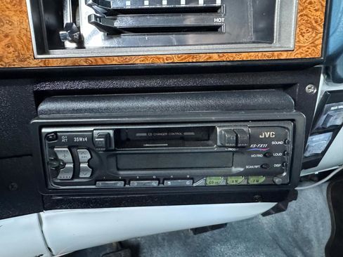 Used 1990 Chevrolet Suburban 2WD image 24
