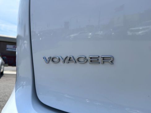 Used 2020 Chrysler Voyager L image 7