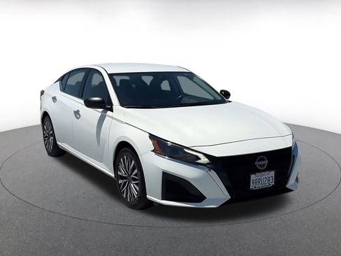 Used 2025 Nissan Altima 2.5 SV FWD image 3