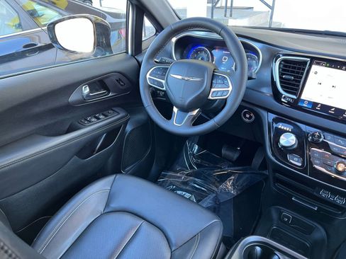 Used 2025 Chrysler Pacifica Select image 32