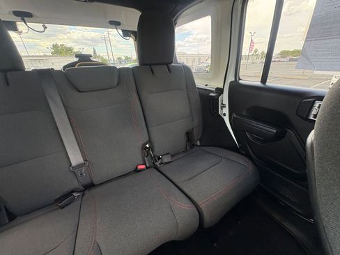 Used 2025 Jeep Wrangler Unlimited Rubicon AWD/4WD image 36