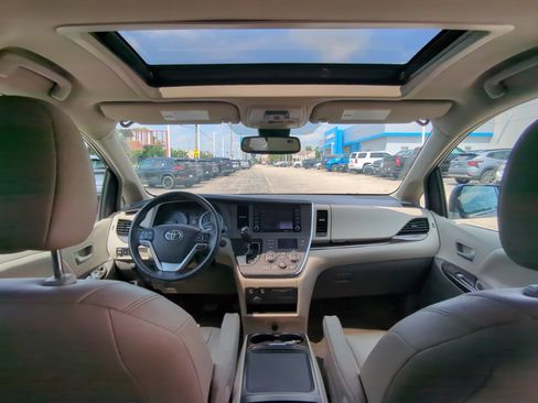 Used 2018 Toyota Sienna XLE w/ XLE Navigation Package FWD image 13