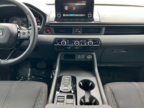 Used 2025 Honda Pilot Sport image 13