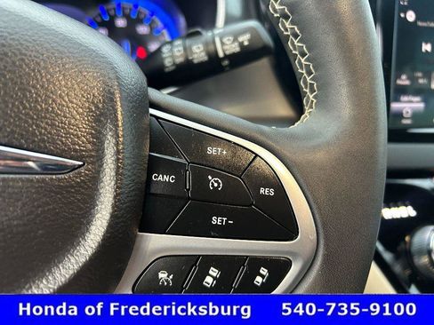 Used 2024 Chrysler Pacifica Touring-L image 22