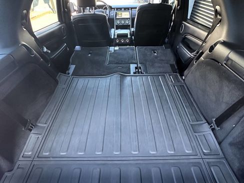 Used 2017 Land Rover Discovery HSE image 16