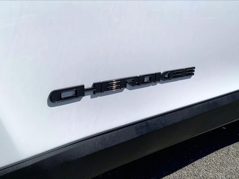 Used 2023 Jeep Cherokee Altitude Lux image 9