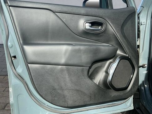 Used 2018 Jeep Renegade Altitude w/ Popular Equipment Group image 10