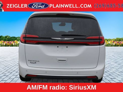 Used 2024 Chrysler Pacifica Touring-L FWD image 4