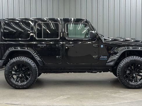 Used 2025 Jeep Wrangler Unlimited Sahara w/ Safety Group AWD/4WD image 6