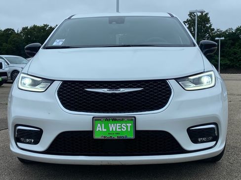 Used 2025 Chrysler Pacifica Select FWD image 8