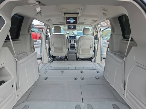 Used 2009 Chrysler Town & Country Touring image 22