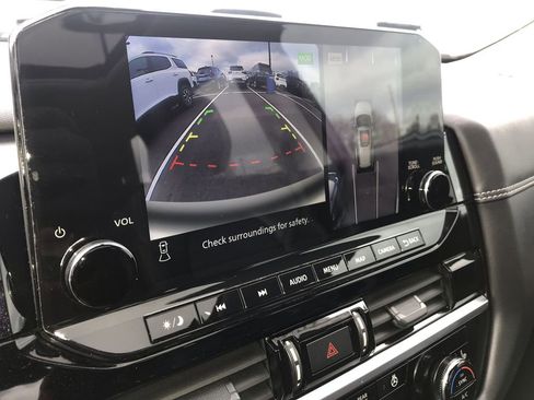 Used 2024 Nissan Pathfinder Platinum image 17