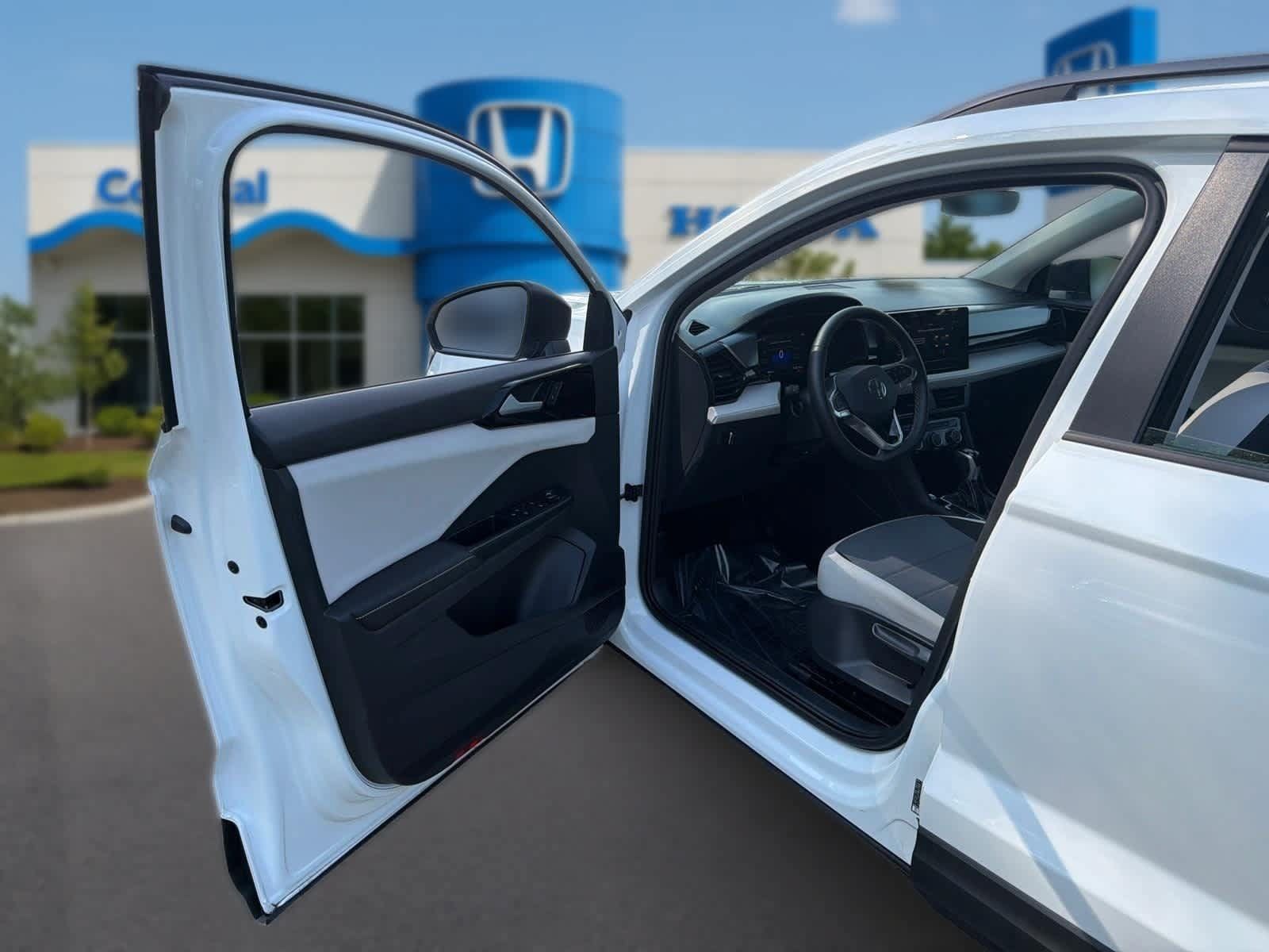 Used 2025 Volkswagen Taos S AWD/4WD image 11