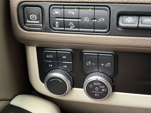 Certified 2021 GMC Yukon XL Denali w/ Denali Premium Package AWD/4WD image 19
