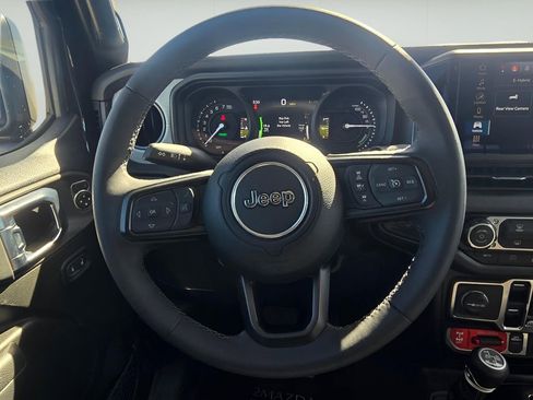 Used 2025 Jeep Wrangler Willys AWD/4WD image 18