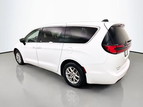Used 2024 Chrysler Pacifica Touring-L FWD image 5