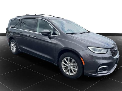 Used 2022 Chrysler Pacifica Touring-L w/ Uconnect Theater Family Group AWD/4WD image 7
