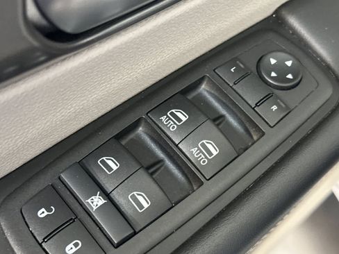 Used 2024 Chrysler Pacifica Touring-L FWD image 14