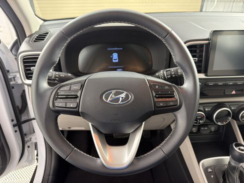 Used 2024 Hyundai Venue SEL FWD image 11