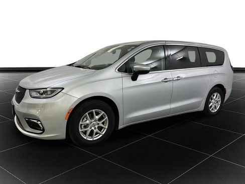 Used 2023 Chrysler Pacifica Touring-L image 18