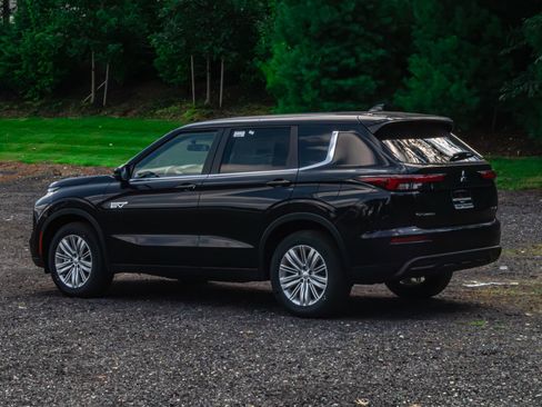 New 2025 Mitsubishi Outlander ES image 5