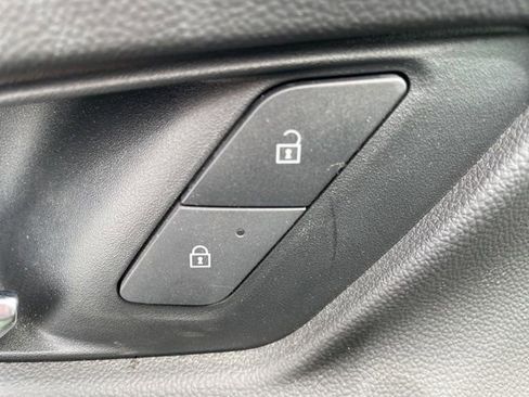 Used 2025 Chevrolet Equinox LT w/ Safety and Technology Package FWD image 11